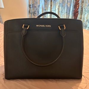 Michael Kors Voyager Medium/large tote. Black. Gently used.